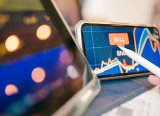 Investor sledující příležitosti na Bitcoin, Ethereum a forexových trzích