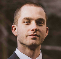 Thomas Whitfield, obchodní analytik specializující se na kryptoměnový trh, portrét